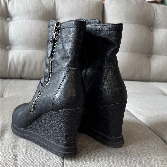 Black leather zip up 3” wedge heeled bootie - Picture 4 of 6